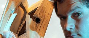 Eine versteckte Kamera in einem Buch im Computermuseum Heinz Nixdor, präsentiert von Mitarbeiter Ulf Klein. So altertümlich werden versteckte Kameras heute bestimmt nicht mehr eingesetzt - erlaubt wäre es jedoch, wie der Europäische Gerichtshof für Menschenrechte am Dienstag entschieden hat.