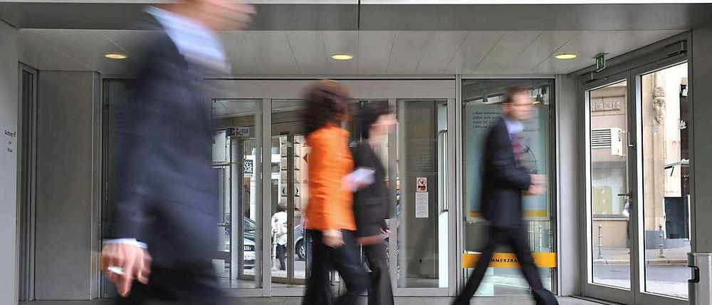 Großkunden müssen bei der Commerzbank Strafzinsen zahlen, wenn sie hohe Summen bei ihr parken. 