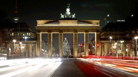 Auf dem Bild mag es so aussehen - aber man darf das Brandenburger Tor nicht durchfahren, jedenfalls nicht mit dem Auto. 