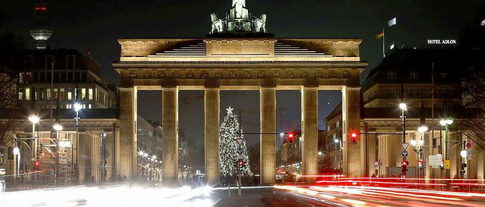 Auf dem Bild mag es so aussehen - aber man darf das Brandenburger Tor nicht durchfahren, jedenfalls nicht mit dem Auto.