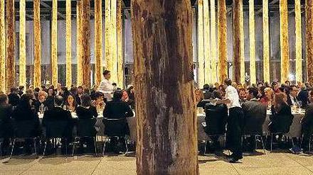 Baumkuchen. Auch eine halbflüssige Schokoladenleckerei gab es bei der Feier in der Neue Nationalgalerie.
