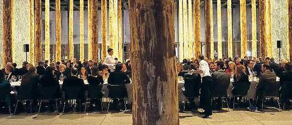 Baumkuchen. Auch eine halbflüssige Schokoladenleckerei gab es bei der Feier in der Neue Nationalgalerie. 