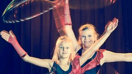 Hula-Hoop-Wirbel. Mädchen des Cabuwazi Weihnachts-Kinderzirkus haben diese Reifennummer monatelang trainiert. Jetzt kann’s losgehen! 