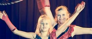 Hula-Hoop-Wirbel. Mädchen des Cabuwazi Weihnachts-Kinderzirkus haben diese Reifennummer monatelang trainiert. Jetzt kann’s losgehen! 