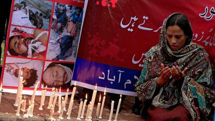 Eine pakistanische Christin betet in Islamabad zur Erinnerung an die Opfer des Massakers in Lahore. 
