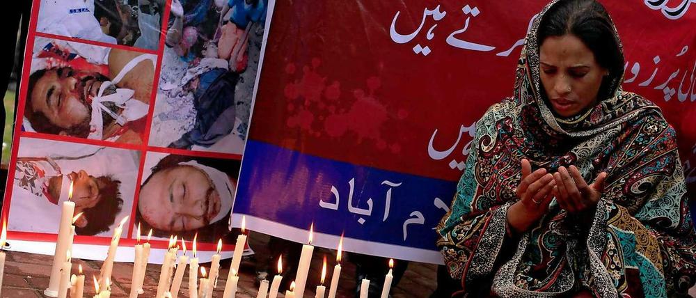 Eine pakistanische Christin betet in Islamabad zur Erinnerung an die Opfer des Massakers in Lahore.