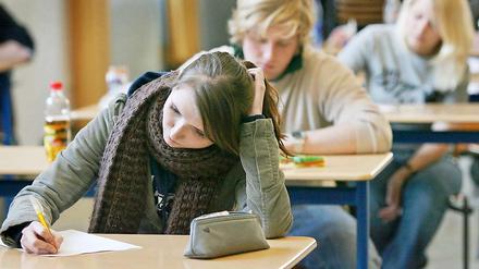 Anwesenheit ist Pflicht. Schüler in einer Prüfungssituation.