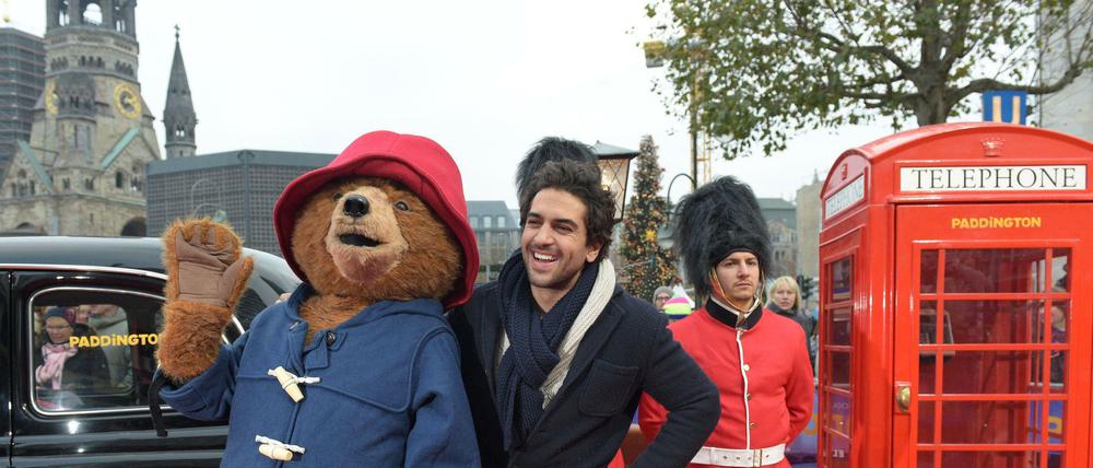 Bären wie wir: Paddington und sein Sprecher Elyas M'Barek vor "Londoner" Premierenkulisse.