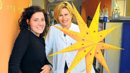 Voll Hoffnung. Chefärztin Christine Klapp (r.), Leiterin des Projektes "Babylotse plus Charité", und eine der Babylotsinnen, Nurina Nazmy.