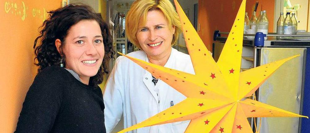 Voll Hoffnung. Chefärztin Christine Klapp (r.), Leiterin des Projektes "Babylotse plus Charité", und eine der Babylotsinnen, Nurina Nazmy.