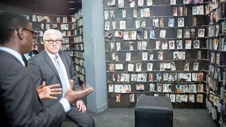 Versuch der Versöhnung. Bundesaußenminister Frank-Walter Steinmeier besuchte kürzlich in Ruanda die Gedenkstätte Kigali Genocide Memorial Center - hier im Gespräch mit dem Direktor Honore Gatera.