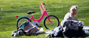 Wenn das Kind Fahrradfahren lernt - ein großer Moment.