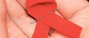 Symbol kontra Aids. Die rote Schleife ist das Zeichen der weltweiten Kampagnen gegen die lebensgefährliche Erkrankung.