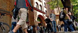 Ausnahmezustand. Bei Amokdrohungen - wie hier 2008 in einem Kreuzberger Oberstufenzentrum - sind die Schulpsychologen besonders gefragt. Der Amoklauf von Winnenden hatte 2002 dazu geführt, dass bei den Berliner Schulpsychologen - anders als geplant - nicht gekürzt wurde. 