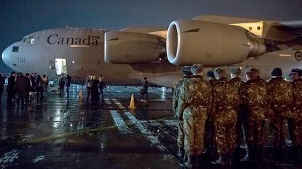 Ankunft in Kiew. Auf dem Flughafen Boryspil werden aus dieser Maschine der Royal Canadian Air Force Militärgüter entladen.