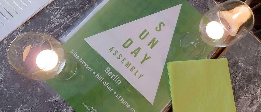 Willkommens-Info in Grün. Die Farbe der Hoffnung ist die Farbe der Assembly, und das Dreieck ist ihre Form.
