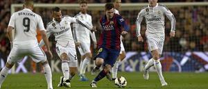 Barcelonas Torjäger Lionel Messi (Mitte) lässt sich nicht aufhalten. Auch nicht von Weltmeister Toni Kroos (re.).