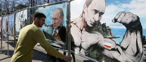 Eine Ausstellung in Moskau zeigt Putin mit nacktem Oberkörper, wie er die Muskeln spielen lässt.