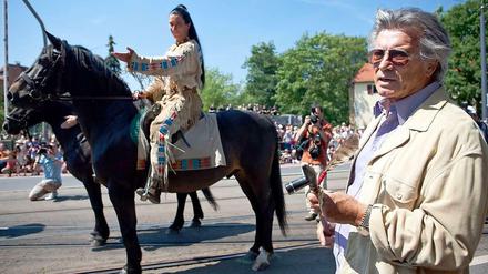 Der einstige Winnetou-Darsteller Pierre Brice bei den Karl-May-Festtagen 2011 in Radebeul (Sachsen) mit einer Friedenspfeife.