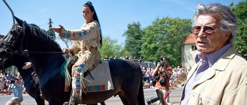 Der einstige Winnetou-Darsteller Pierre Brice bei den Karl-May-Festtagen 2011 in Radebeul (Sachsen) mit einer Friedenspfeife.