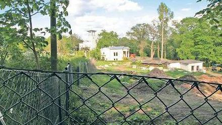Umzäunt. Der Park der Villa Schlieffen und die Villa Henckel (M.o.) von Mathias Döpfner am Pfingstberg. 