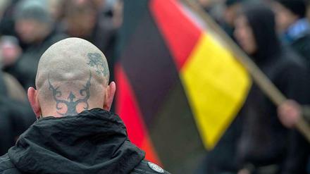 Im Bild ist ein Teilnehmer einer Demonstration gegen angeblichen Asylmissbrauch und neue Flüchtlingsheime in Frankfurt (Oder) zu sehen.