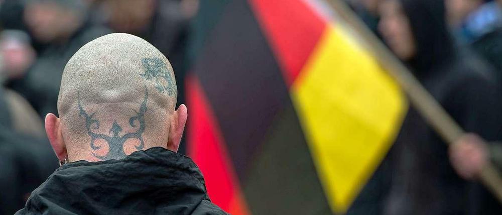 Im Bild ist ein Teilnehmer einer Demonstration gegen angeblichen Asylmissbrauch und neue Flüchtlingsheime in Frankfurt (Oder) zu sehen.