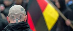 Im Bild ist ein Teilnehmer einer Demonstration gegen angeblichen Asylmissbrauch und neue Flüchtlingsheime in Frankfurt (Oder) zu sehen.
