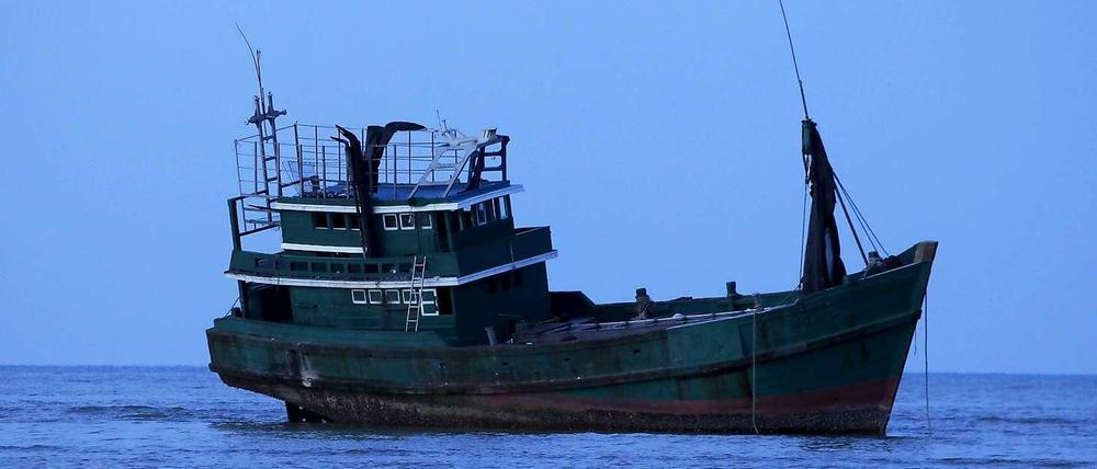 Ein verlassenes Flüchtlingsboot vor der Küste Indonesiens.