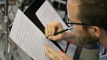 Zwischen den Zeilen: Autor Finn-Ole Heinrich bei den Proben für das Stück "Helm auf" in Berlin-Wedding.