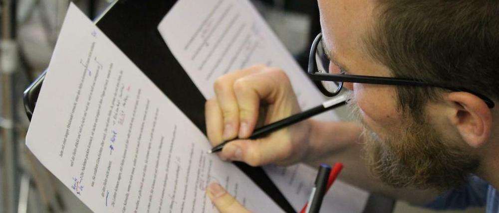 Zwischen den Zeilen: Autor Finn-Ole Heinrich bei den Proben für das Stück "Helm auf" in Berlin-Wedding.