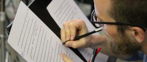 Zwischen den Zeilen: Autor Finn-Ole Heinrich bei den Proben für das Stück "Helm auf" in Berlin-Wedding.