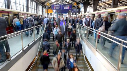 Weiter geht's am Bahnhof Friedrichstraße. Seit dem frühen Morgen werden Vorbereitungen getroffen, um den Bahnverkehr wieder auf Normalbetrieb zu bringen. Die Berliner S-Bahn will damit am Donnerstag um 19 Uhr beginnen, bis 21 Uhr soll alles halbwegs nach Plan laufen - mit weiteren Beeinträchtigungen ist allerdings zu rechnen.