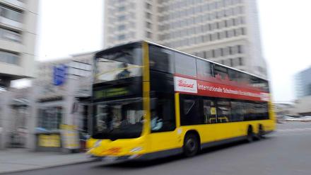 In einem BVG-Bus in der City West (Symbolfoto) fiel der Touristin der Verlust ihrer Brieftasche auf.