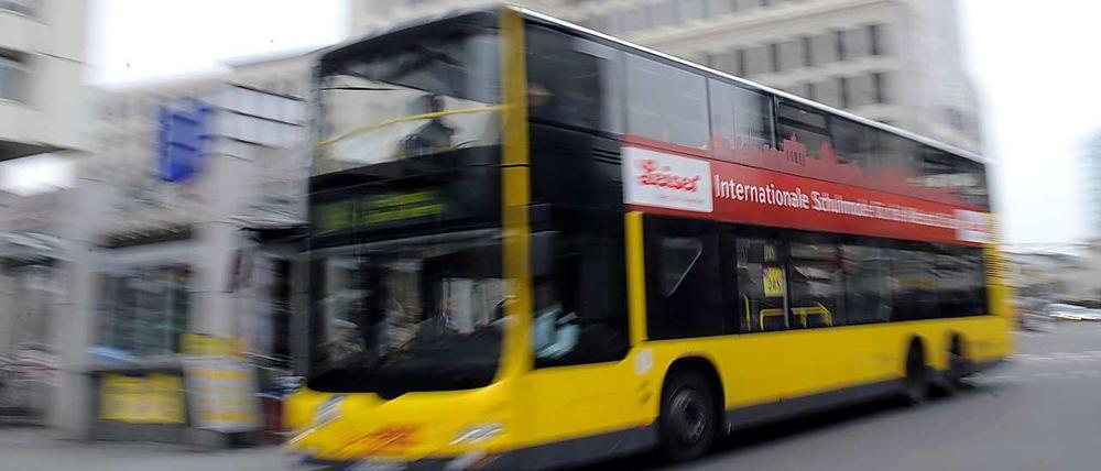 In einem BVG-Bus in der City West (Symbolfoto) fiel der Touristin der Verlust ihrer Brieftasche auf.