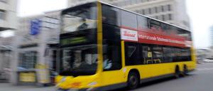 In einem BVG-Bus in der City West (Symbolfoto) fiel der Touristin der Verlust ihrer Brieftasche auf.
