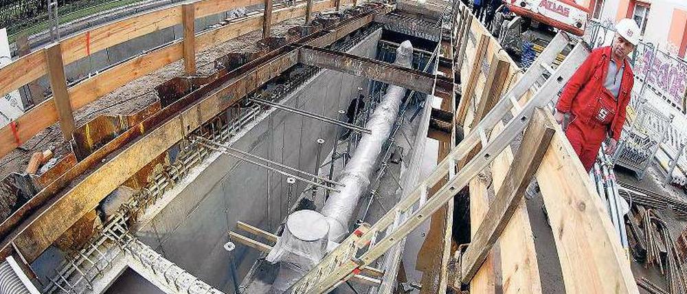 Unter vielen Hauptstraßen der Innenstadt verlaufen teils meterdicke Abwasserleitungen. Sie nehmen Regenwasser und Abwasser auf – und überfordern bei Wolkenbrüchen oft die Kapazität der Klärwerke, wenn es nicht gestaut wird.