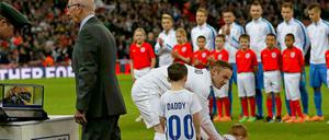 England und die Verbände. Wayne Rooney wird für sein 100. Länderspiel geehrt. Ohne Länderspiele wäre das Wembley-Stadion nicht abzubezahlen.