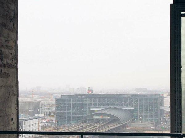 Erstmals durften Besucher am Dienstag auf die Turmbaustelle der Charité in Mitte. Im Westen ist der Hauptbahnhof zu sehen.
