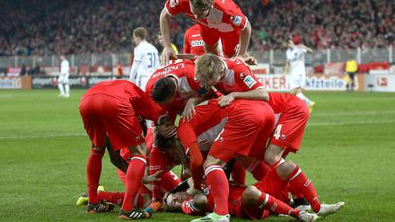 Auf ihn mit Gebrüll: Unions 1:0-Torschütze Christopher Quiring wird begraben.