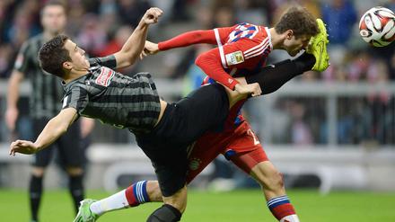 Wand, Fuß, Tor: Thomas Müller ließ sich in Freiburg von nichts und niemanden aufhalten.