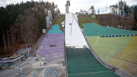 Wenn es in Innsbruck nicht schneit, muss schon mal künstliches Weiß aus dem höher gelegenen Schmirntal angeliefert werden. 