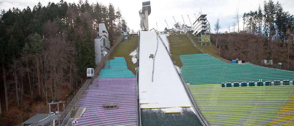 Wenn es in Innsbruck nicht schneit, muss schon mal künstliches Weiß aus dem höher gelegenen Schmirntal angeliefert werden. 