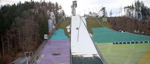 Wenn es in Innsbruck nicht schneit, muss schon mal künstliches Weiß aus dem höher gelegenen Schmirntal angeliefert werden.