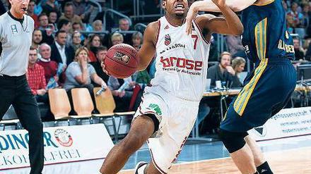 Halt gesucht. Albas Niels Giffey (rechts) versucht Bambergs Ryan Thompson zu stoppen. Der Berliner erzielte nur vier Punkte und enttäuschte wie seine Mitspieler. Der US-Amerikaner gehörte dagegen mit 14 Zählen zu den besten Spielern der Gastgeber.
