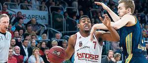 Halt gesucht. Albas Niels Giffey (rechts) versucht Bambergs Ryan Thompson zu stoppen. Der Berliner erzielte nur vier Punkte und enttäuschte wie seine Mitspieler. Der US-Amerikaner gehörte dagegen mit 14 Zählen zu den besten Spielern der Gastgeber.