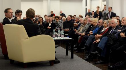 Viel zu besprechen. Michael Müller bei der Podiumsdiskussion im Verlagshaus des Tagesspiegels mit den Chefredakteuren Stephan-Andreas Casdorff (vorne) und Lorenz Maroldt (hinten).