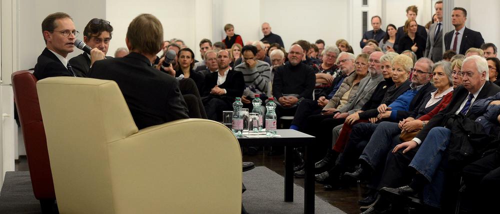 Viel zu besprechen. Michael Müller bei der Podiumsdiskussion im Verlagshaus des Tagesspiegels mit den Chefredakteuren Stephan-Andreas Casdorff (vorne) und Lorenz Maroldt (hinten).