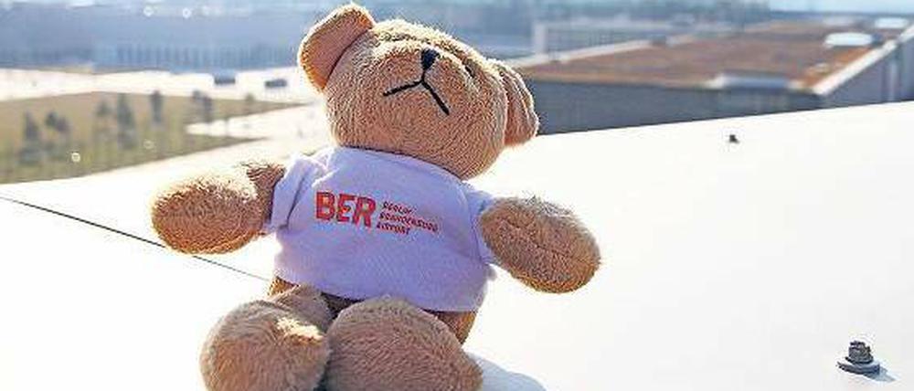 Problem-BER. Der Hauptstadtflughafen fertigt unzählige Affären ab, aber keine Fluggäste. Teddys sind ein schwacher Trost.