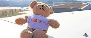Problem-BER. Der Hauptstadtflughafen fertigt unzählige Affären ab, aber keine Fluggäste. Teddys sind ein schwacher Trost. 